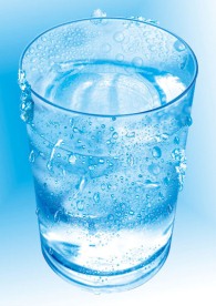 分层的一杯冰水