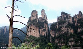 险峰耸立