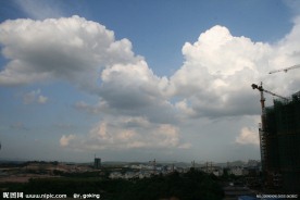 建筑工地上空光柱穿透朵朵白云