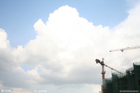 建筑工地上方的朵朵白云