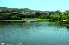 依山傍水