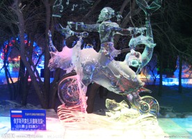 哈尔滨冰雪展冰雕《勇士归来》