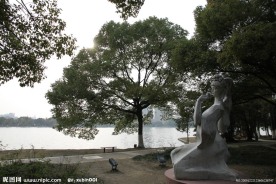 自拍的高清公园风景湖边大树和莫愁女雕塑