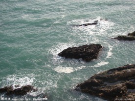 大海波浪与礁石