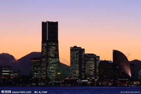 日落余晖下的城市