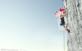 带着礼物盒攀登的男人