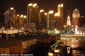 耸立夜色中