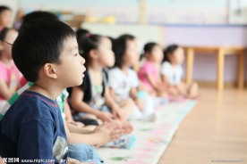 听课的幼儿园儿童