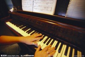弹钢琴