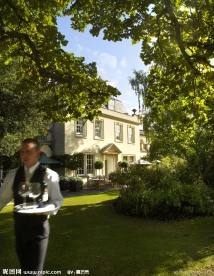 英国皇室后院 露天派对 持香槟的侍者 绿色后花园