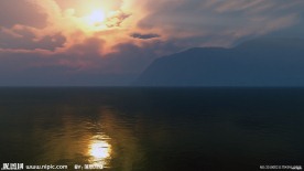 黄昏的阳光透过云层倒映在海上