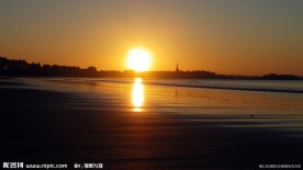夕阳下的沙滩