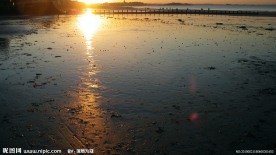 夕阳下的沙滩