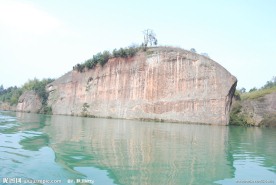 鲤鱼跃碧波