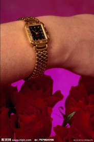 带着金色手表的手 金手表 漂亮的金表 配带用品