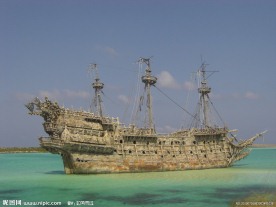 海边破旧的海盗船