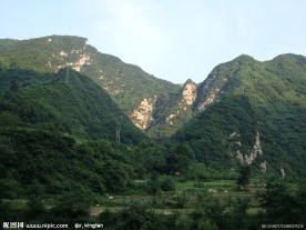 夕阳下的秦岭山谷