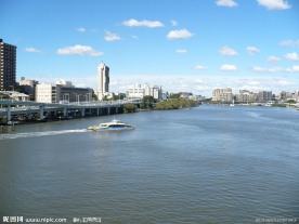 江岸城市风光