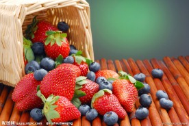 草莓与枇杷高清图片