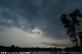 暴风雨来临的夜空