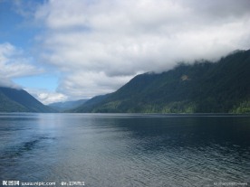 山间湖泊美景