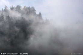 雾气缭绕的山峦