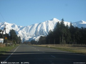 雪山下的公路