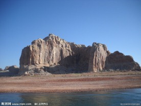 湖岸岩石景色