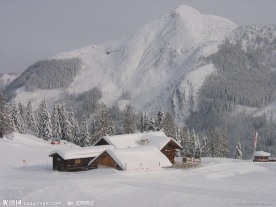 雪山下的木屋