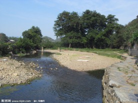 小河流水