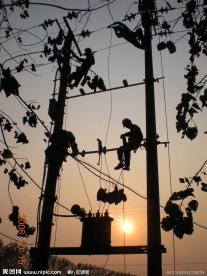 晚霞映衬检修忙