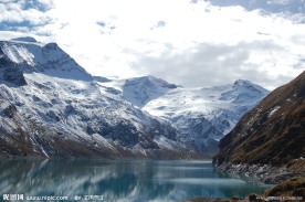 雪山湖泊