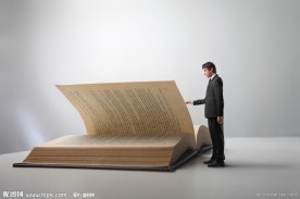 站着看巨大书的人 商务概念