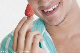 拿着草莓的男人