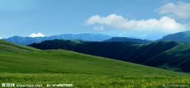 白云下的山峰