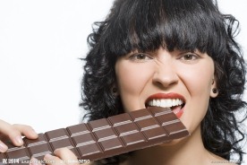 吃巧克力的女人