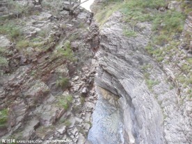 关山红石峡溪水
