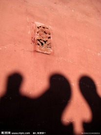 故宫博物院内的红墙与影子