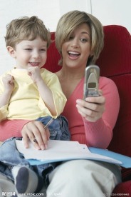 一起看手机的母子