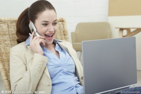 玩电脑接电话漂亮女人