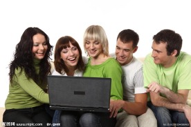 看笔记本的美女帅哥