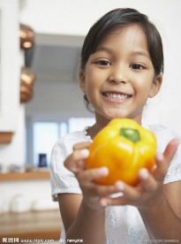 手拿辣椒小女孩