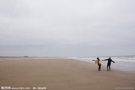 海边度假的浪漫情侣