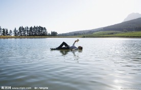 躺在水面上看书的男人