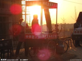 夕阳下的小吃摊