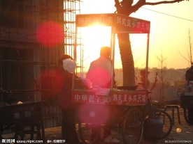 夕阳下的小吃摊