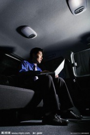 汽车上办公的商务人物