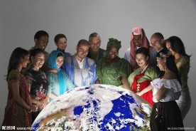 围着地球的世界各国人民