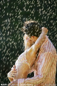 雨中的情侣