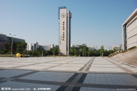 广州大学图书馆门前广场 钟楼
